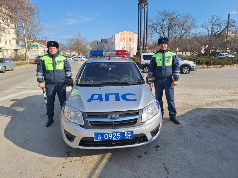 Сотрудники Госавтоинспекции г. Керчи оказали помощь женщине-водителю на дороге