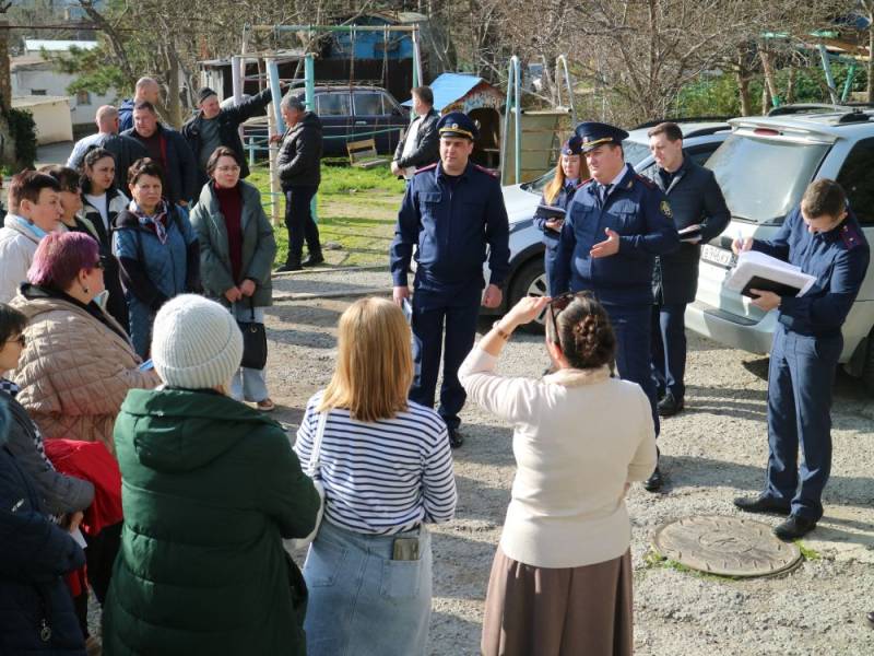 Главный следователь Крыма провел выездной прием жителей аварийного дома в Партените