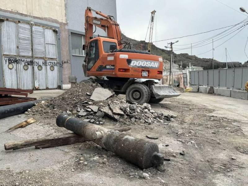 На набережной Назукина в Балаклаве демонтировали пушки времён Крымской войны