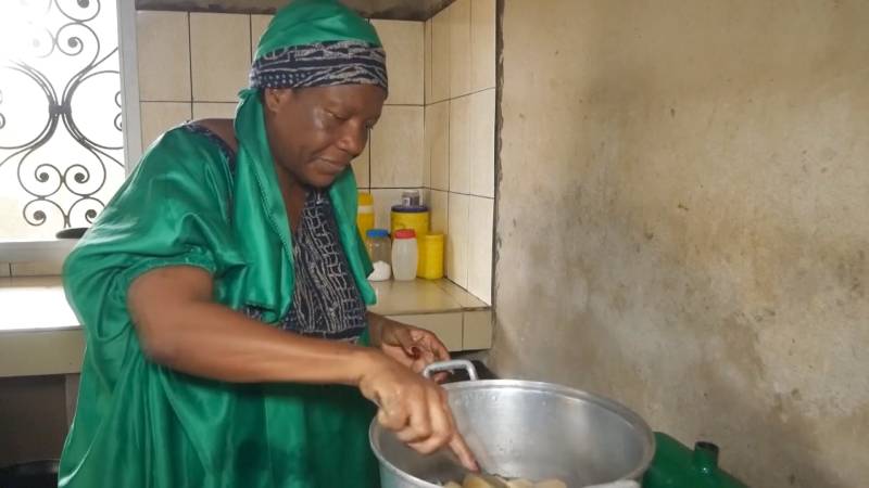 Масло вместо дров: камерунец нашёл более дешёвый способ приготовления еды