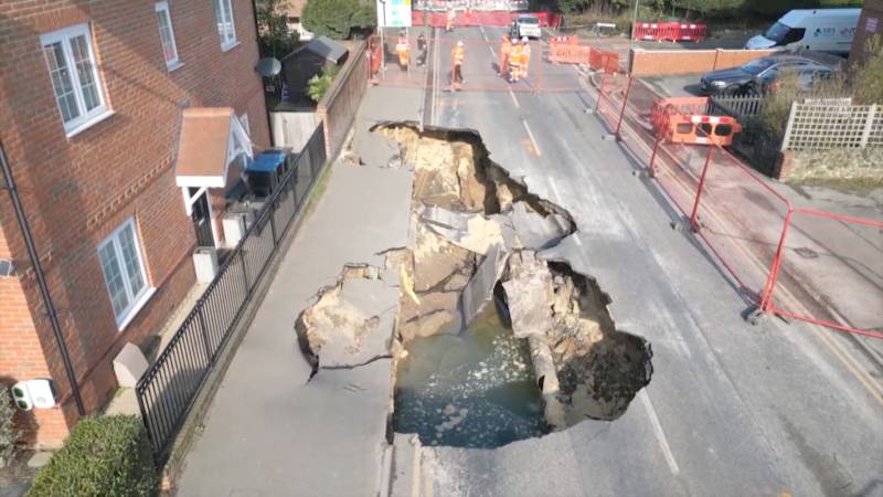 Огромный провал в земле привёл к эвакуации в английском городке
