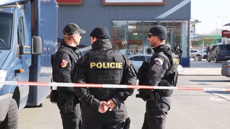 Подросток зарезал двух женщин в ТЦ в Чехии