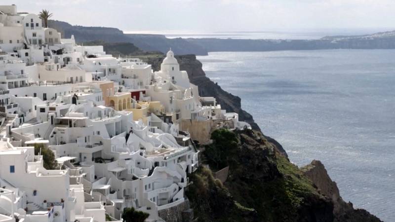 Подводные землетрясения рядом с Санторини постепенно утихают