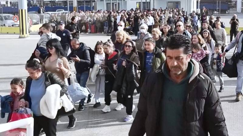 Подводные землетрясения вынудили туристов бежать с греческого острова Тира