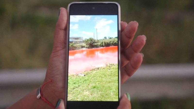 Река в Аргентине стала кроваво-красной