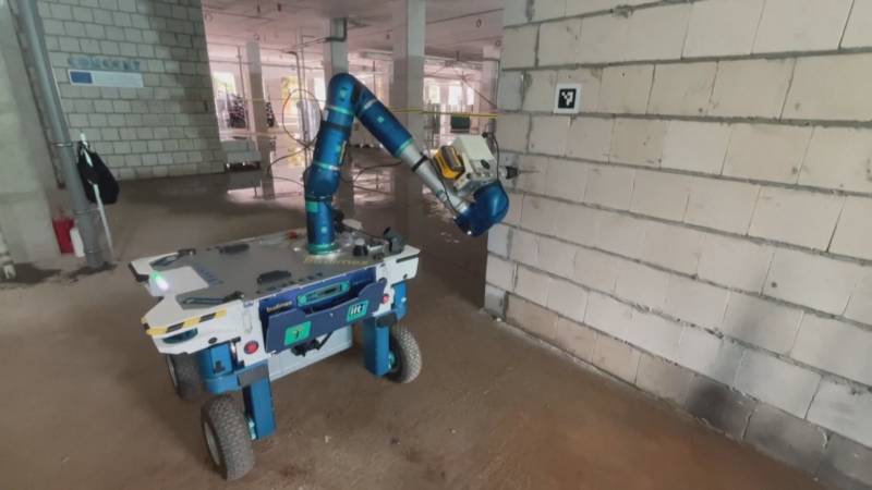 Робот облегчает задачу людям на стройке в Италии