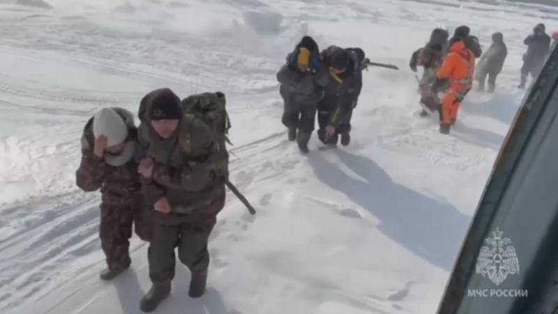 Спасатели и волонтёры эвакуировали 139 рыбаков с дрейфующей льдины в Охотском море