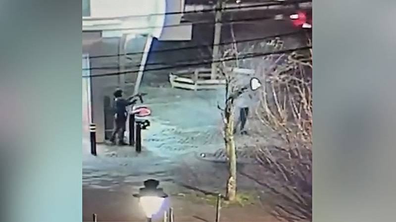 Стрельба у метро в Брюсселе: полиция ищет подозреваемых