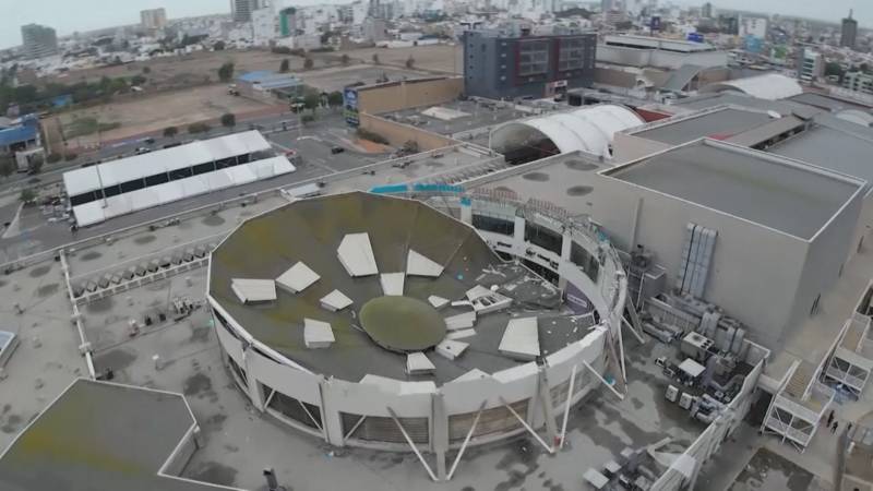 В ТЦ Перу крыша рухнула на детскую площадку, есть жертвы