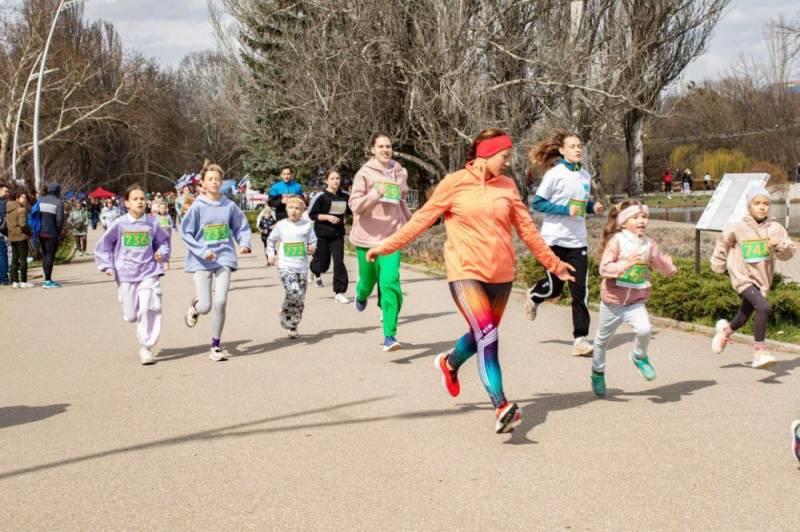 Более 500 жителей Республики Крым, Севастополя и других регионов России приняли сегодня участие в Симферопольском полумарафоне