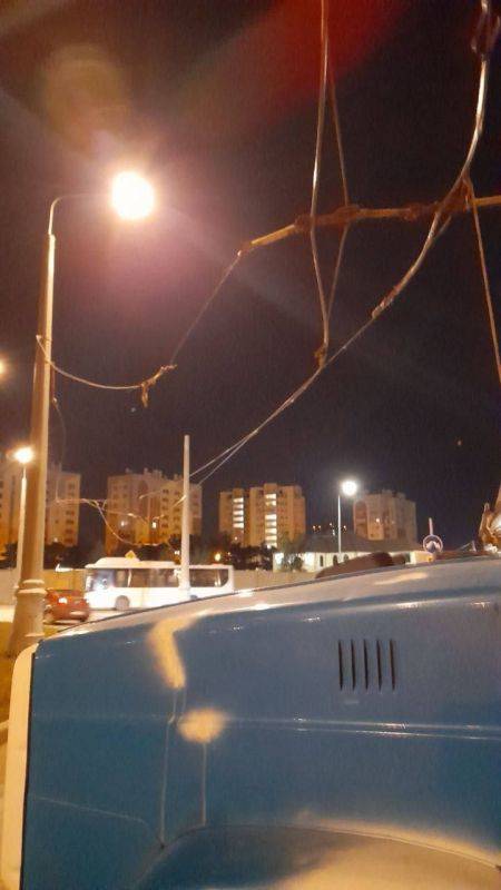 Специалисты в эти минуты устраняют порыв контактной сети на Камышовом шоссе в районе Депо № 1