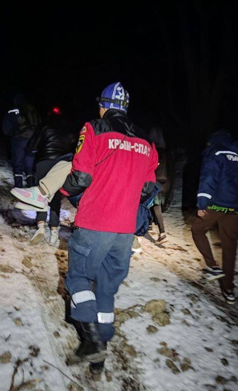 В Крыму спасли 10 туристов, которые застряли на трех автомобилях в горах