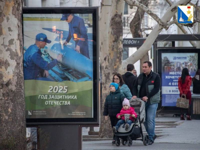 Центр Севастополя украшают ситилайты, посвящённые Году защитника Отечества, Русской весне и предстоящему юбилею Великой Победы