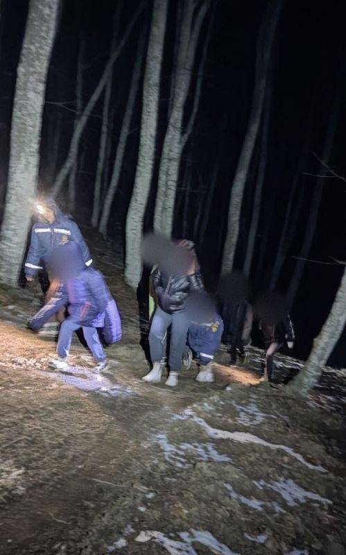 В Крыму спасли 10 туристов, которые застряли на трех автомобилях в горах