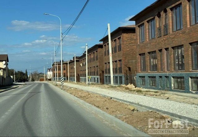 Забор вокруг частного участка, что не давал проложить нормальный тротуар в районе ул. Военных Строителей, 3Б/1, испарился