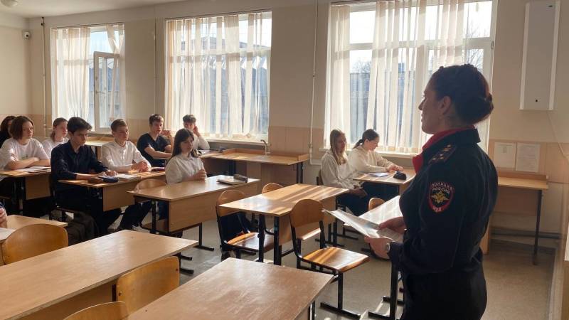 Госавтоинспекция Севастополя провела лекции по ПДД в севастопольских школах в преддверии весенних каникул