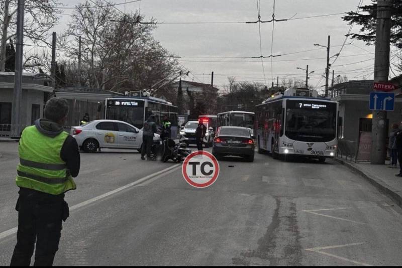 Из-за аварии на  ул. Матроса Кошки сегодня рано утром частично было ограничено движение