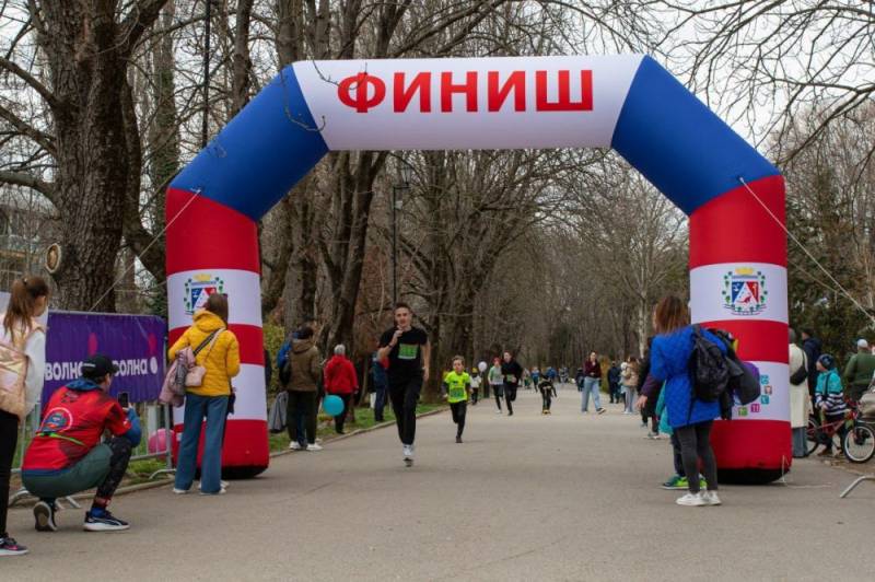 Более 500 жителей Республики Крым, Севастополя и других регионов России приняли сегодня участие в Симферопольском полумарафоне