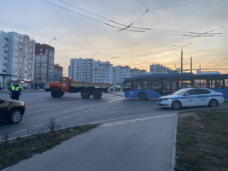 Специалисты в эти минуты устраняют порыв контактной сети на Камышовом шоссе в районе Депо № 1