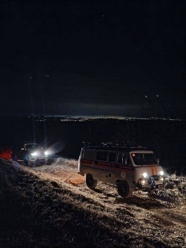 В Крыму спасли 10 туристов, которые застряли на трех автомобилях в горах