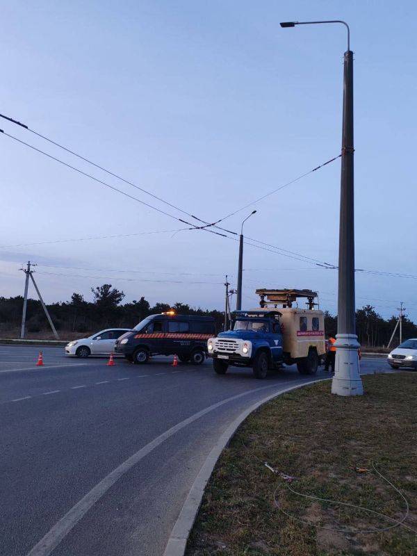 Специалисты в эти минуты устраняют порыв контактной сети на Камышовом шоссе в районе Депо № 1