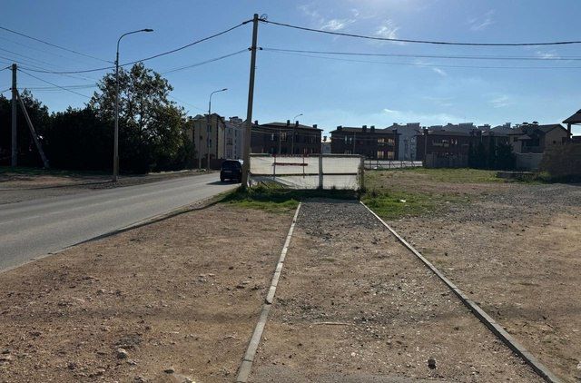 Забор вокруг частного участка, что не давал проложить нормальный тротуар в районе ул. Военных Строителей, 3Б/1, испарился