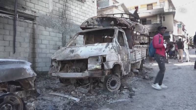 Гаитяне строят баррикады в столице и призывают защитить их от банд