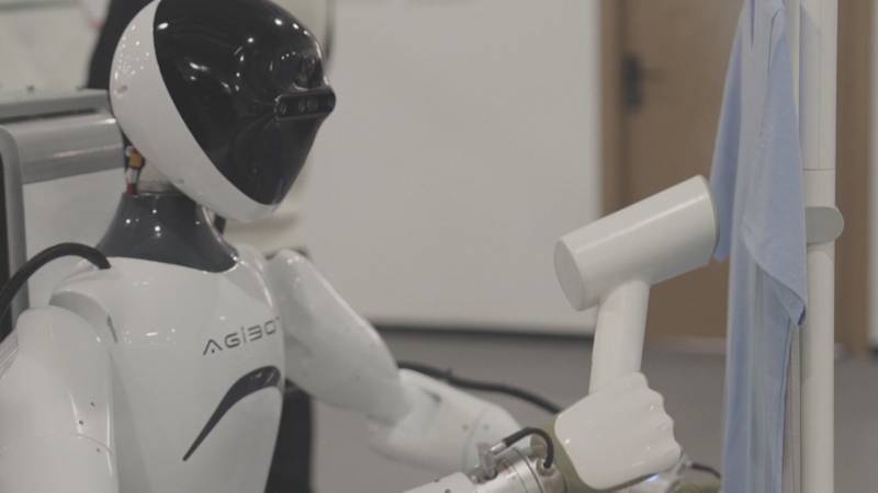 Китайские инженеры «emstrongучат»/em/strong роботов-гуманоидов отпаривать одежду и делать бутерброды