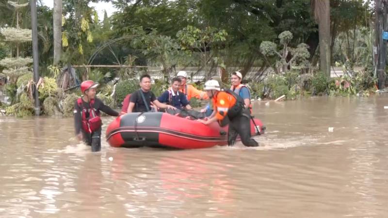 Наводнение в Индонезии: в районе столицы эвакуируют тысячи людей