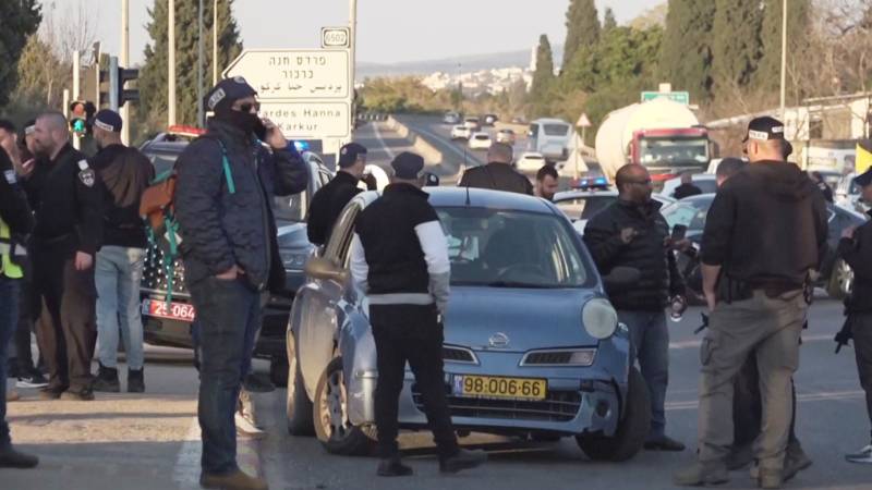 Под Хайфой палестинец на машине протаранил людей на остановке