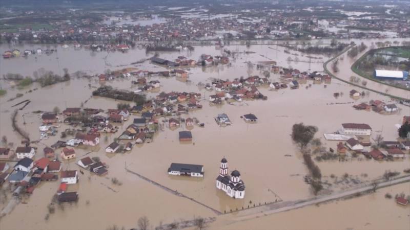 Сильные наводнения в Боснии: людей эвакуируют