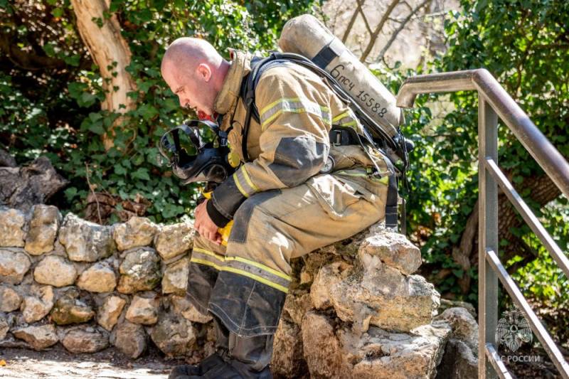 Пожарные и спасатели из разных регионо преодолели 800 ступеней на севастопольском мысе Фиолент Пожарные и спасатели из разных регионо преодолели 800 ступеней на севастопольском мысе Фиолент