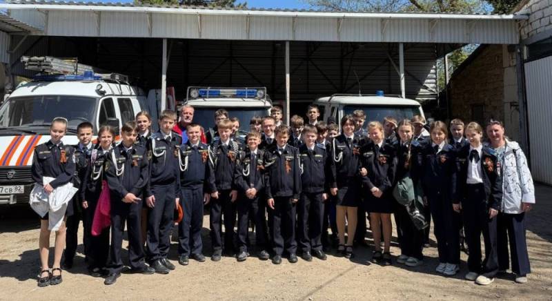Детям о Великой Победе. Сотрудники МЧС Республики Крым продолжают проводить со школьниками уроки мужества, посвященные 80-летию Великой Победы