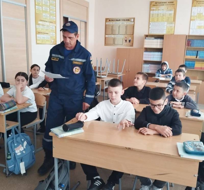 Детям о Великой Победе. Сотрудники МЧС Республики Крым продолжают проводить со школьниками уроки мужества, посвященные 80-летию Великой Победы