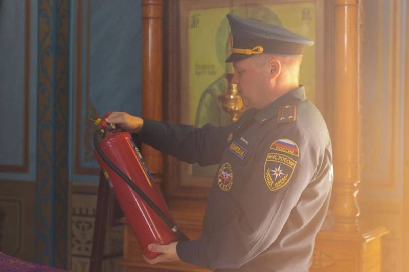 В Крыму сотрудники МЧС России проводят инструктажи в храмах перед празднованием Светлой Пасхи