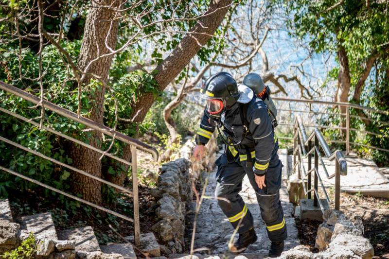 Пожарные и спасатели из разных регионо преодолели 800 ступеней на севастопольском мысе Фиолент Пожарные и спасатели из разных регионо преодолели 800 ступеней на севастопольском мысе Фиолент