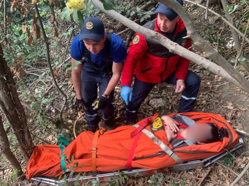 В пгт. Партенит два человека упали с подпорной стены в овраг