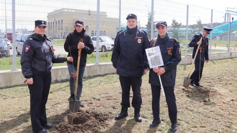 Транспортные полицейские Керчи в ходе акции «Сад памяти» к юбилею Великой Победы высадили 80 клёнов