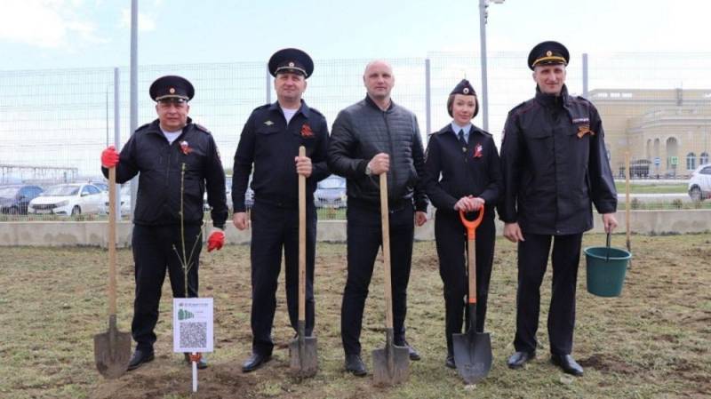 Транспортные полицейские Керчи в ходе акции «Сад памяти» к юбилею Великой Победы высадили 80 клёнов