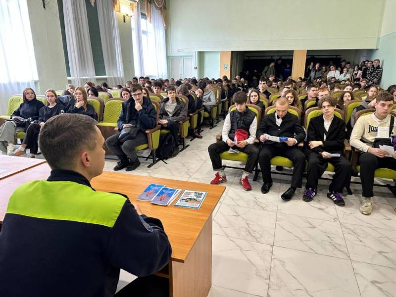 Госавтоинспекторы Севастополя совместно с Департаментом образования провели лекции по БДД для студентов техникумов