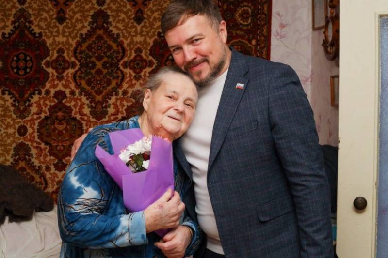 Максим Виноградов и Наталья Крисюк вручают севастопольским ветеранам юбилейные медали