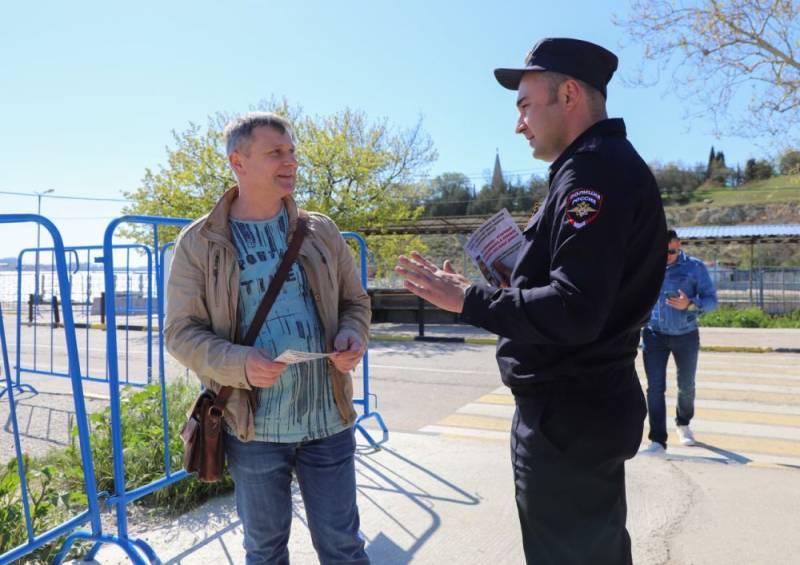 Севастопольские полицейские вышли на площадь Захарова с профилактической акцией, чтобы в очередной раз напомнить жителям и гостям города, как не стать жертвой телефонных аферистов