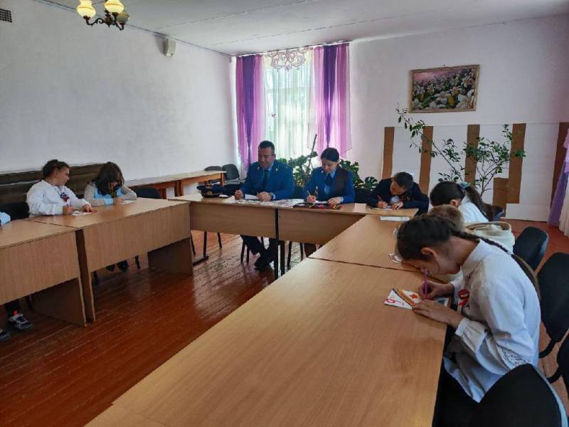 Работниками Сакской межрайонной прокуратурой в Червонновской средней школе проведена акция «Спасибо Герою»