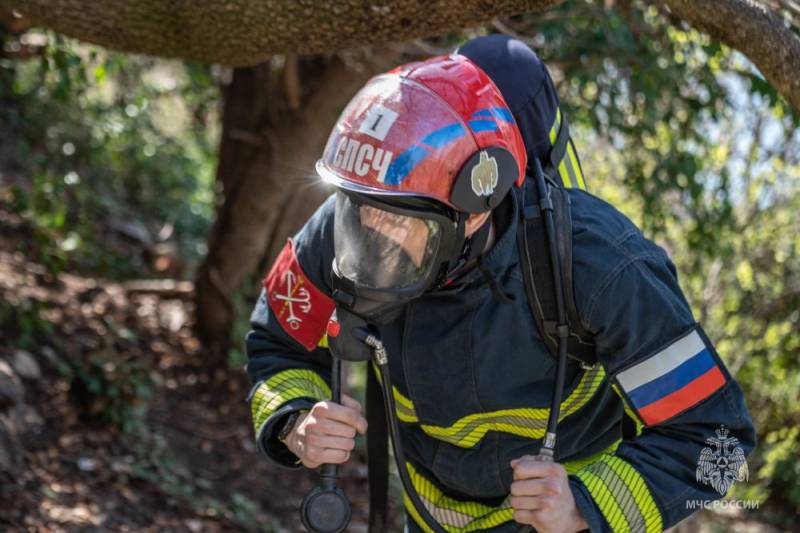 Пожарные и спасатели из разных регионо преодолели 800 ступеней на севастопольском мысе Фиолент Пожарные и спасатели из разных регионо преодолели 800 ступеней на севастопольском мысе Фиолент