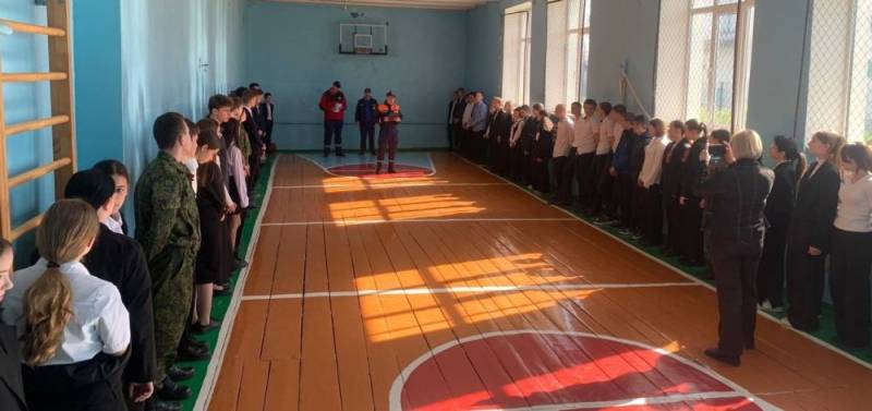 Детям о Великой Победе. Сотрудники МЧС Республики Крым продолжают проводить со школьниками уроки мужества, посвященные 80-летию Великой Победы