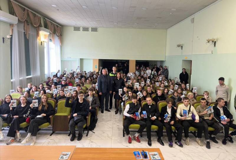 Госавтоинспекторы Севастополя совместно с Департаментом образования провели лекции по БДД для студентов техникумов