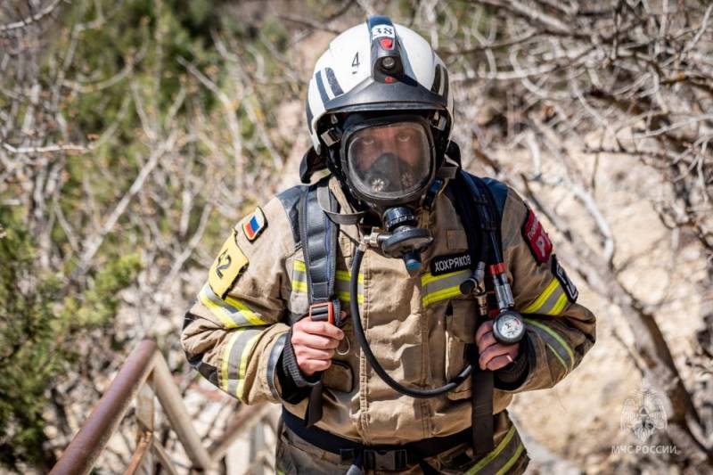 Пожарные и спасатели из разных регионо преодолели 800 ступеней на севастопольском мысе Фиолент Пожарные и спасатели из разных регионо преодолели 800 ступеней на севастопольском мысе Фиолент