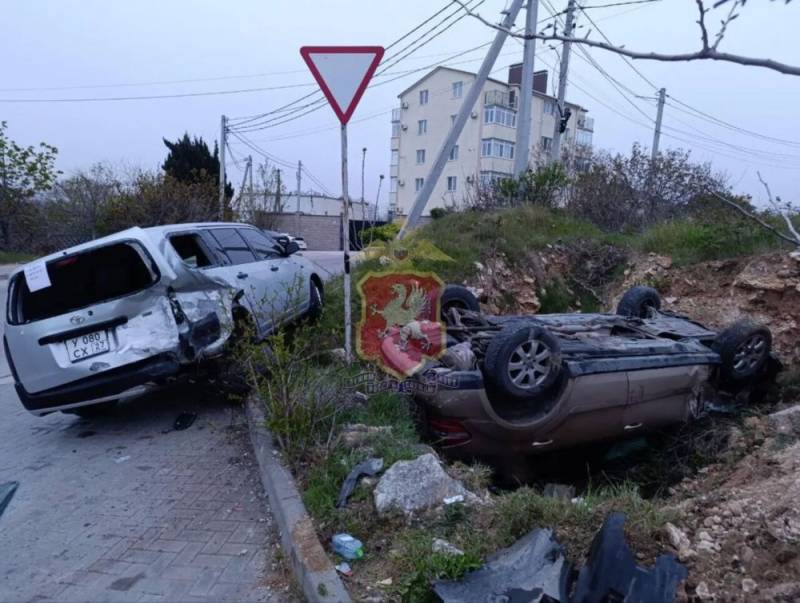 В Севастополе 17-летняя девушка опрокинула на крышу чужой Mercedes В Севастополе 17-летняя девушка опрокинула на крышу чужой Mercedes