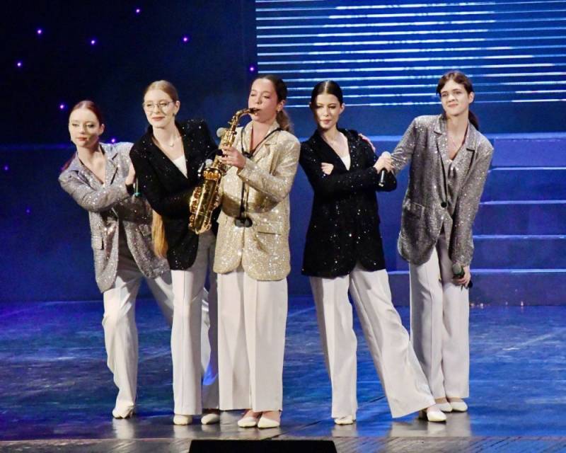 30 лет творчества и побед. 26 апреля на сцене Дворца культуры рыбаков состоялся юбилейный концерт Образцового вокального ансамбля «Маленький принц» (руководитель — Татьяна Турик), посвященный 30-летию со дня основания...