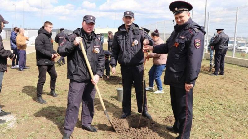 Транспортные полицейские Керчи в ходе акции «Сад памяти» к юбилею Великой Победы высадили 80 клёнов